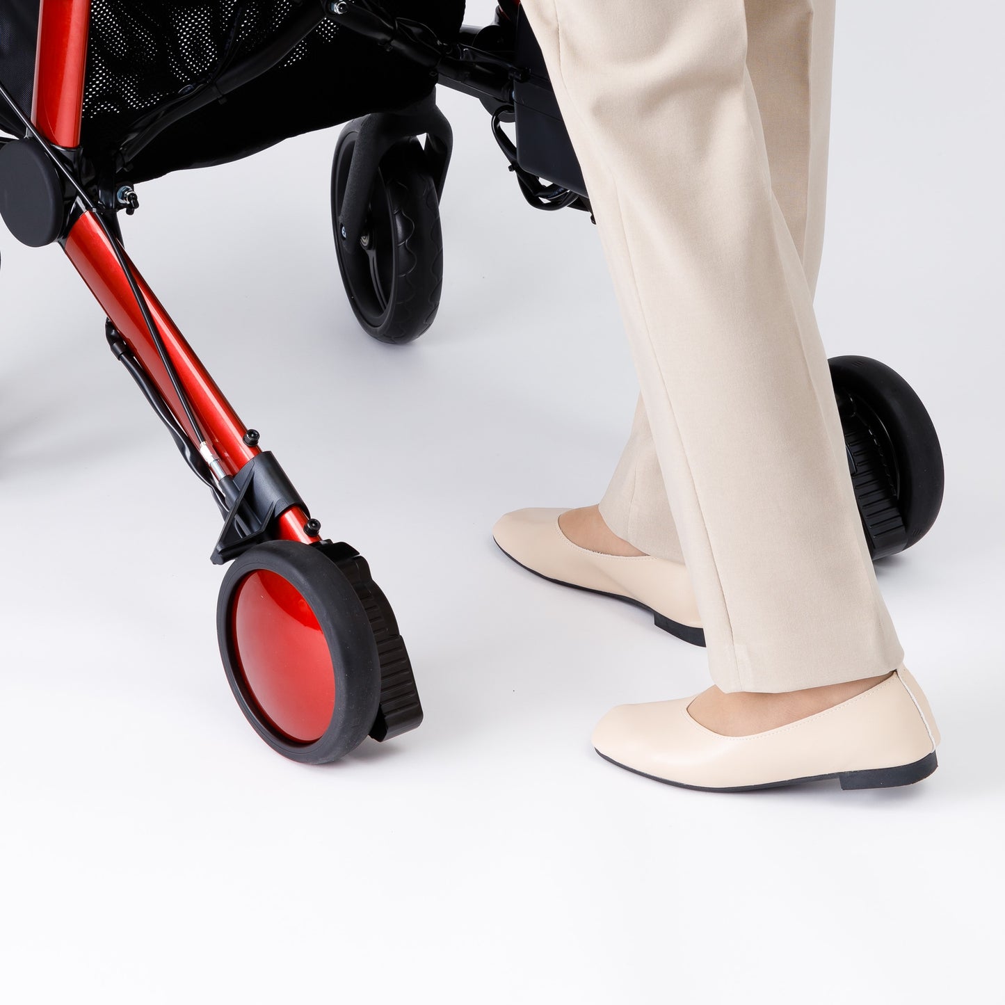 RT.3 Rollator mit Roboterunterstützung, in Aktion im Alltag - Rollator mit Roboter Unterstützung