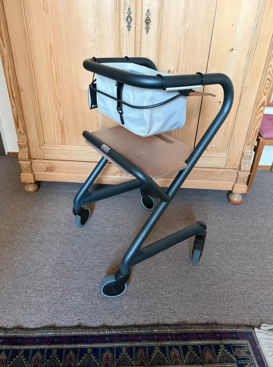 Saljol Wohnraumrollator gebraucht, Sitzhöhe 50 cm, in der Frontansicht - gebrauchter Rollator günstig