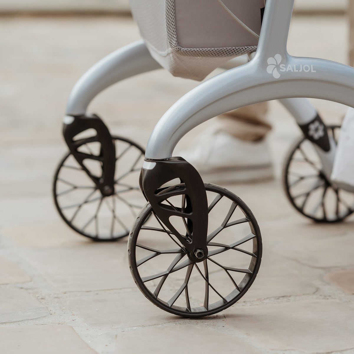 Räder und Rahmen des Saljol Carbon Rollator Superlight in Sterling Silver