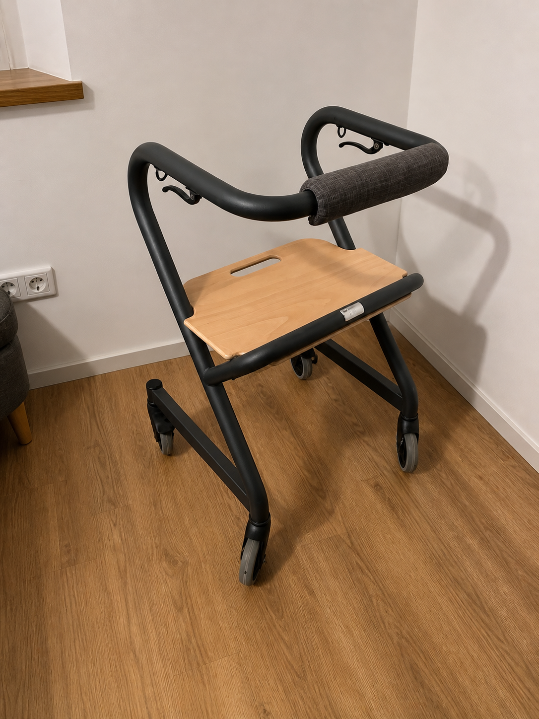 Saljol Wohnraumrollator gebraucht, Sitzhöhe 56 cm, von der Seite - gebrauchter Rollator günstig
