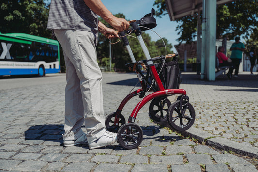 Mit dem Rollator sicher im Straßenverkehr: Ratgeber & Alltagstipps