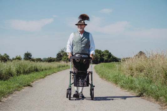 Großer Senior mit Saljol Rollator in Forest Green - Rollator für große Menschen kaufen