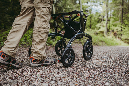 Nahaufnahme eines Rollators auf losem Untergrund
