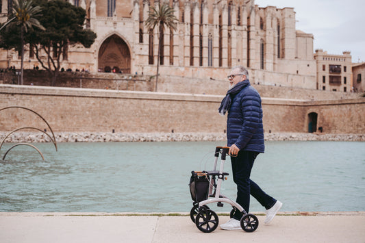 Aufrechte Körperhaltung am Rollator - Senior geht mit korrekter Haltung am Rollator