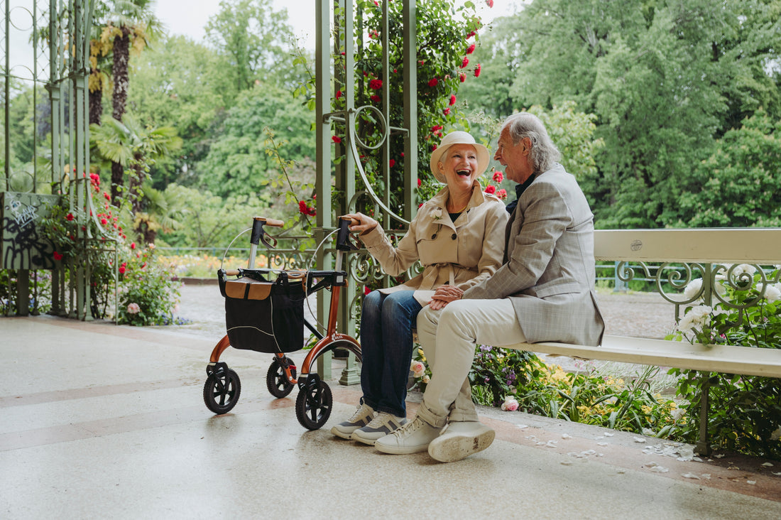 Älteres Paar mit Rollator auf einer Bank - Mobilitätshilfen als Alternative zum Rollator