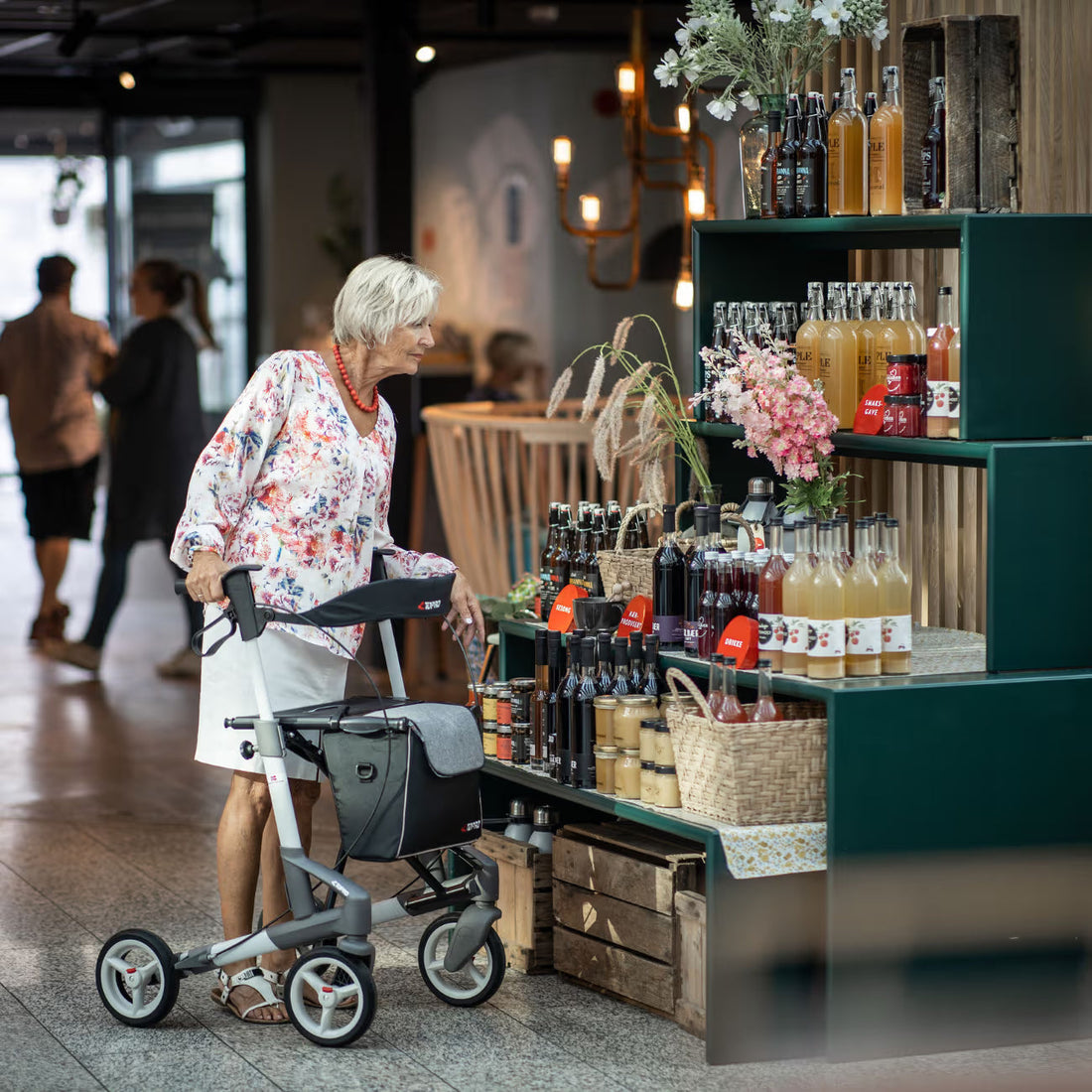 TOPRO Troja Rollator im Einsatz - die fünf besten Rollatoren im Test 2026