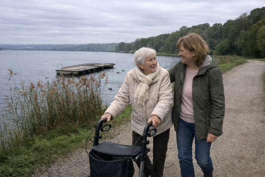 mutter und tochter am spazieren mit rollator 