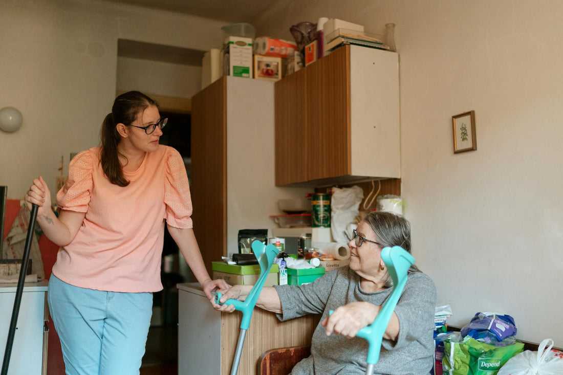 Seniorin mit Krücken im Vergleich zum Rollator - welche Gehhilfe ist besser