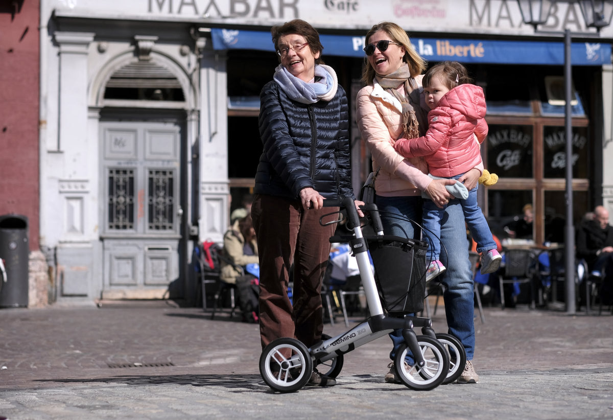 Sunrise Gemino 30 Comfort Rollator in Silbergrau, unterwegs in der Stadt - Leichtgewicht-Rollator