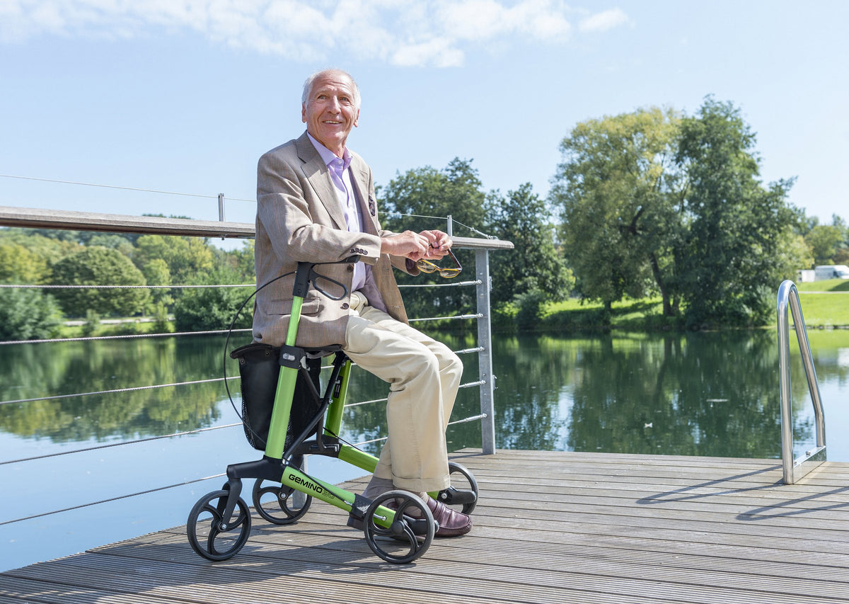Sunrise Gemino 30 Rollator in Apfelgrün, Pause auf dem Sitz am See - Leichtgewicht-Rollator