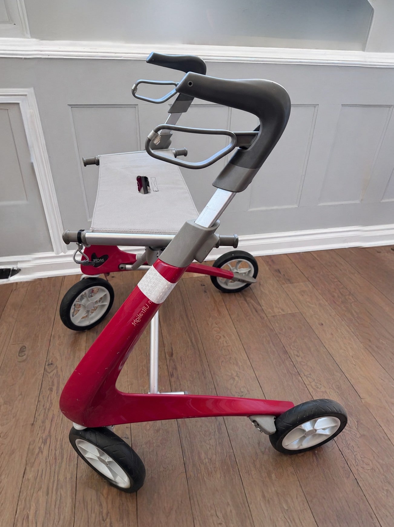 byACRE Carbon Ultralight Rollator gebraucht, in der Frontansicht - gebrauchter Carbon Rollator