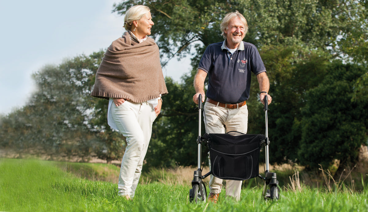 Spaziergang im Grünen mit dem Sunrise Gemino 60 Outdoor Rollator
