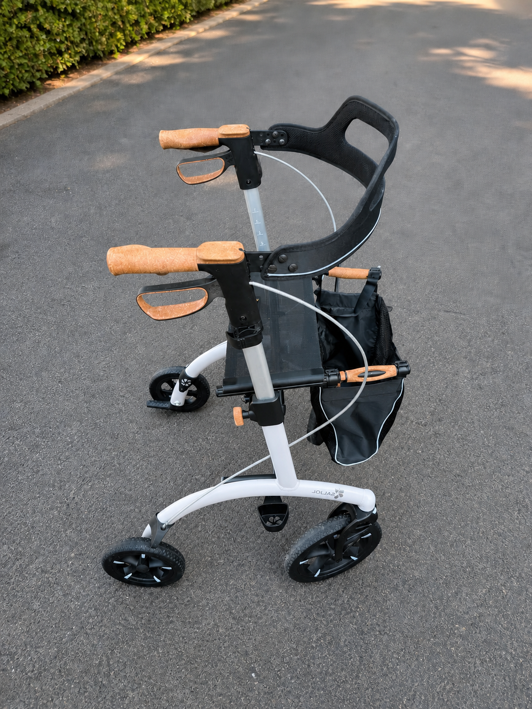 Saljol Allround Rollator gebraucht, Sitzhöhe 54 cm, in der Frontansicht - gebrauchter Rollator günstig