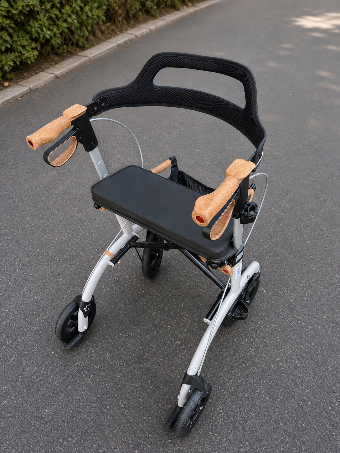 Saljol Allround Rollator gebraucht, Sitzhöhe 54 cm, von der Seite - gebrauchter Rollator günstig