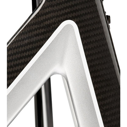 Detail des Carbonrahmens mit Dreieck in Silber am B+B Alevo Carbon