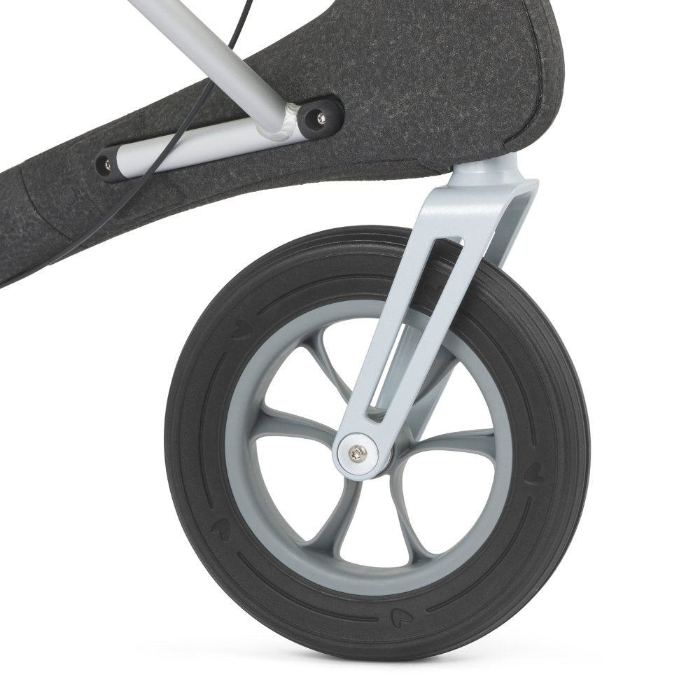 Vorderrad und Gabel des byACRE Nordic Pioneer Rollators in Granitschwarz, Detailansicht