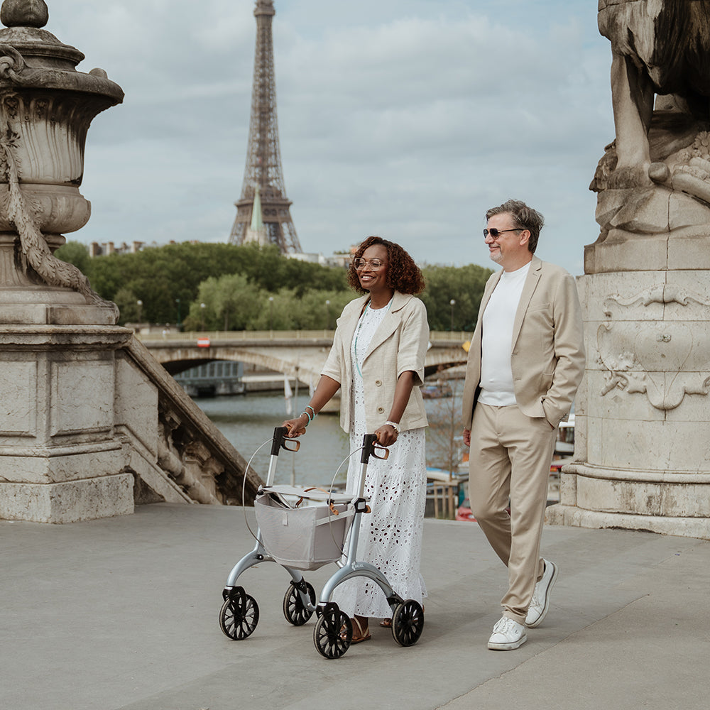 Spaziergang in Paris mit dem Saljol Carbon Rollator Superlight in Sterling Silver