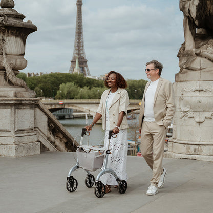 Spaziergang in Paris mit dem Saljol Carbon Rollator Superlight in Sterling Silver