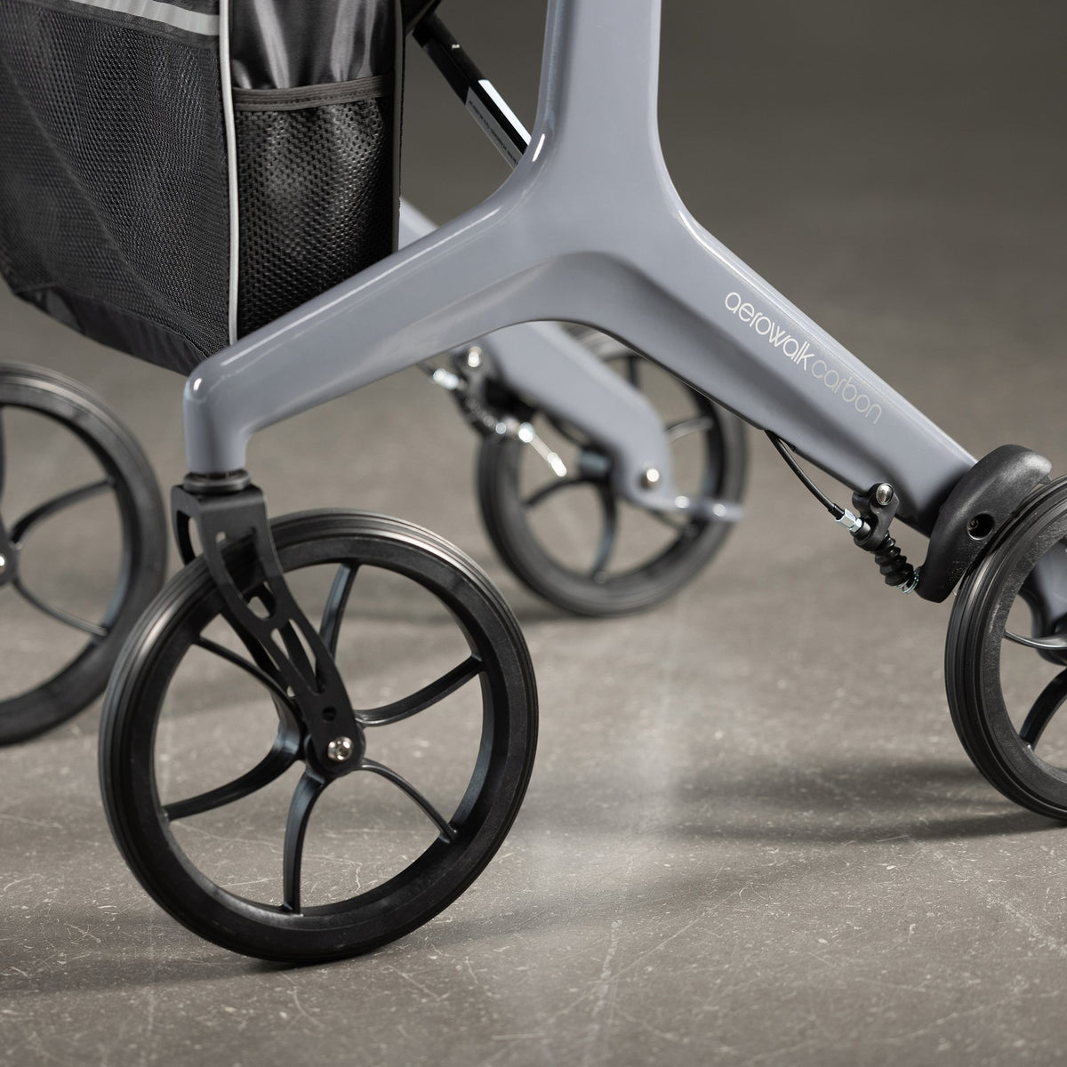 Carbonrahmen und Räder des Aero Walk Carbon in Graphit-grau