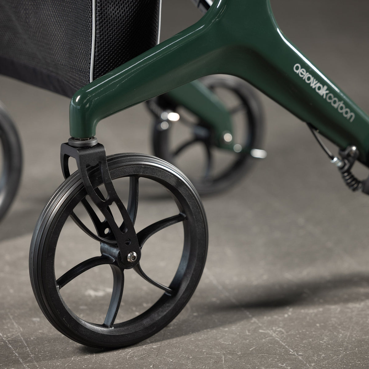 Carbonrahmen und Räder des Aero Walk Carbon in British Racing Green