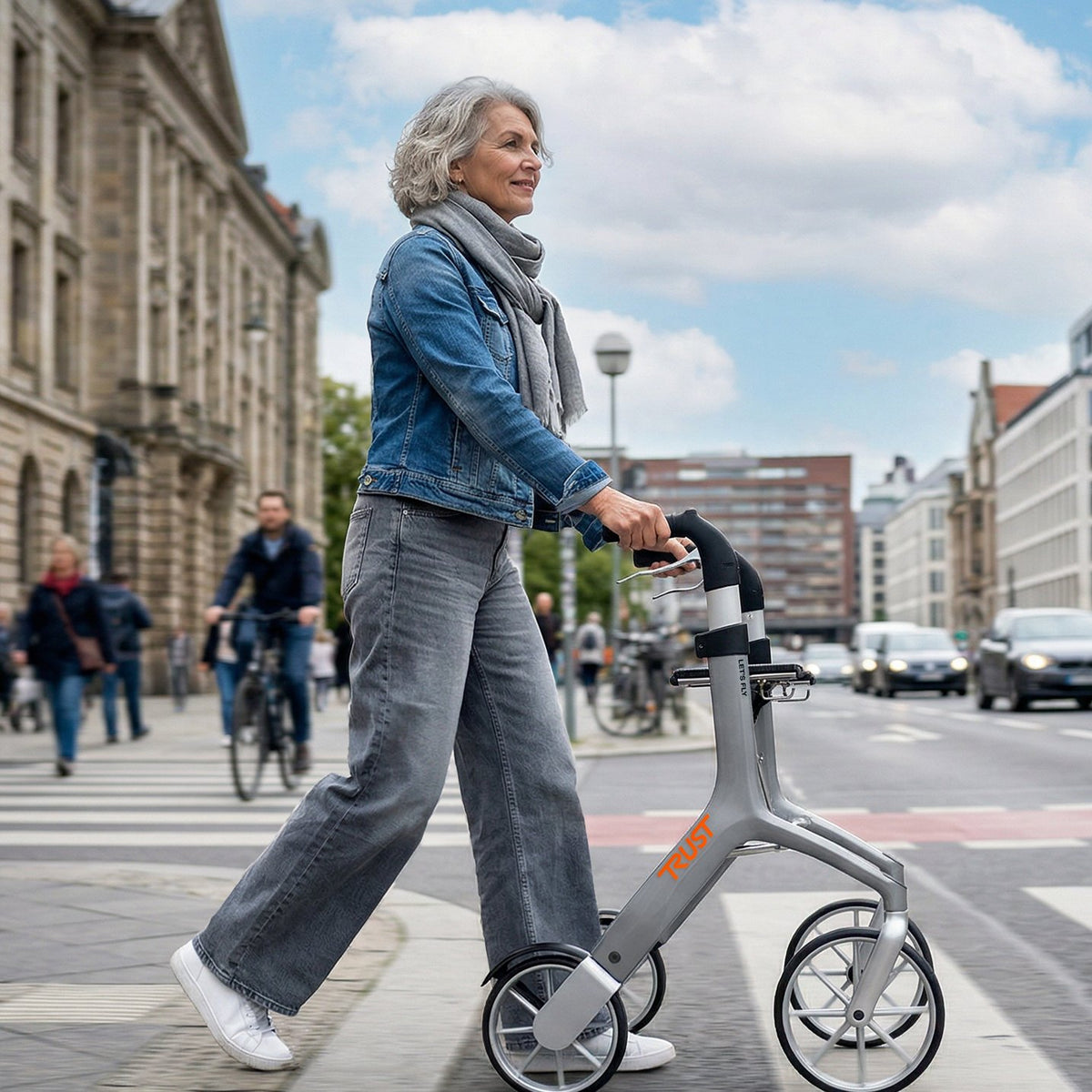 Trust Care Let's Fly Rollator in Grau unterwegs in der Stadt