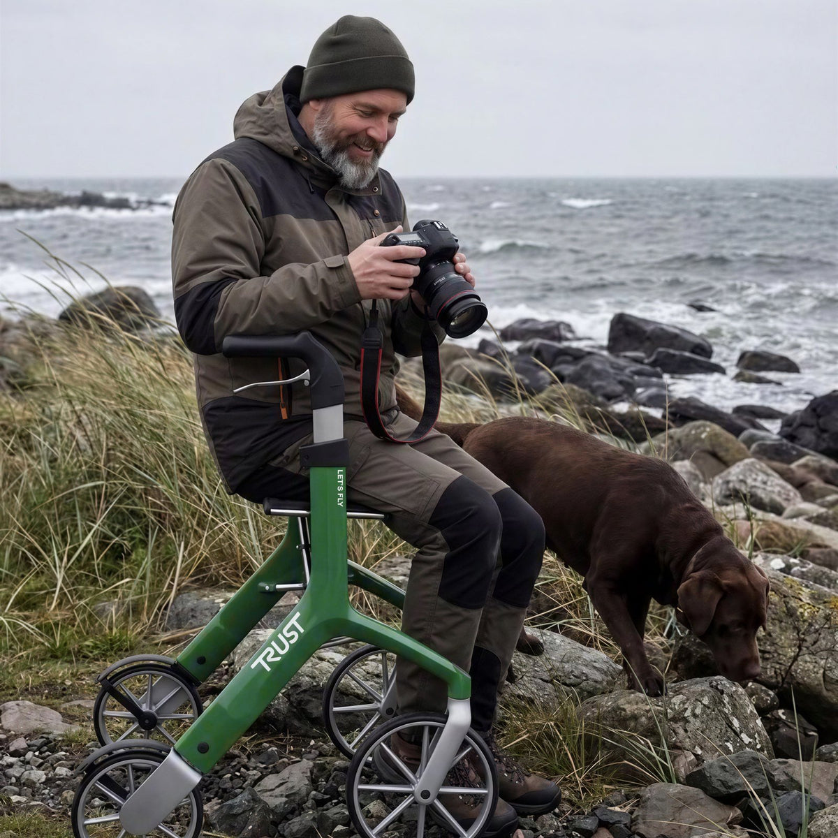 Trust Care Let's Fly Rollator in Grün bei einem Spaziergang am Meer